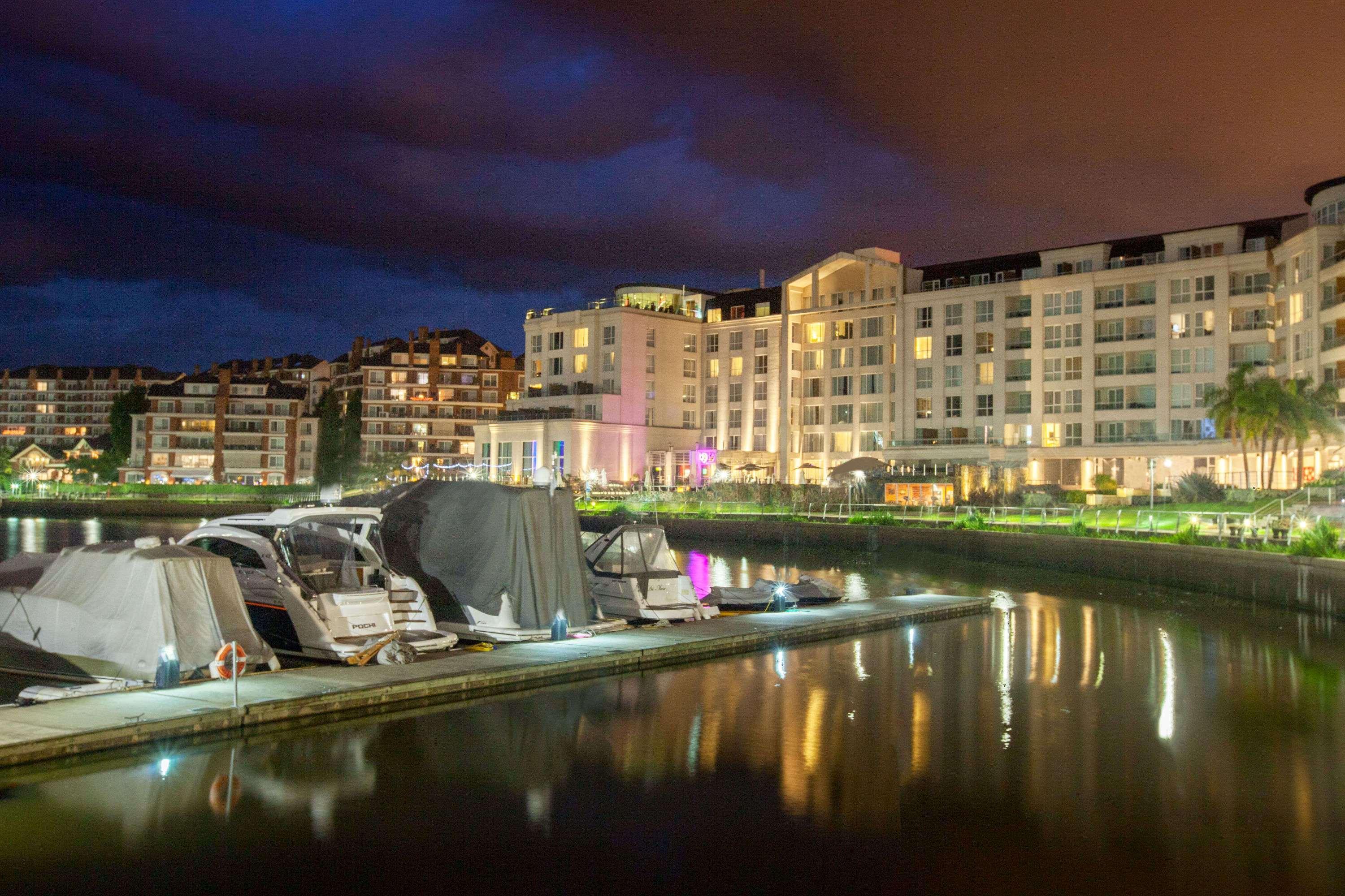 Wyndham Nordelta Tigre - Buenos Aires Hotel Luaran gambar Marina at night