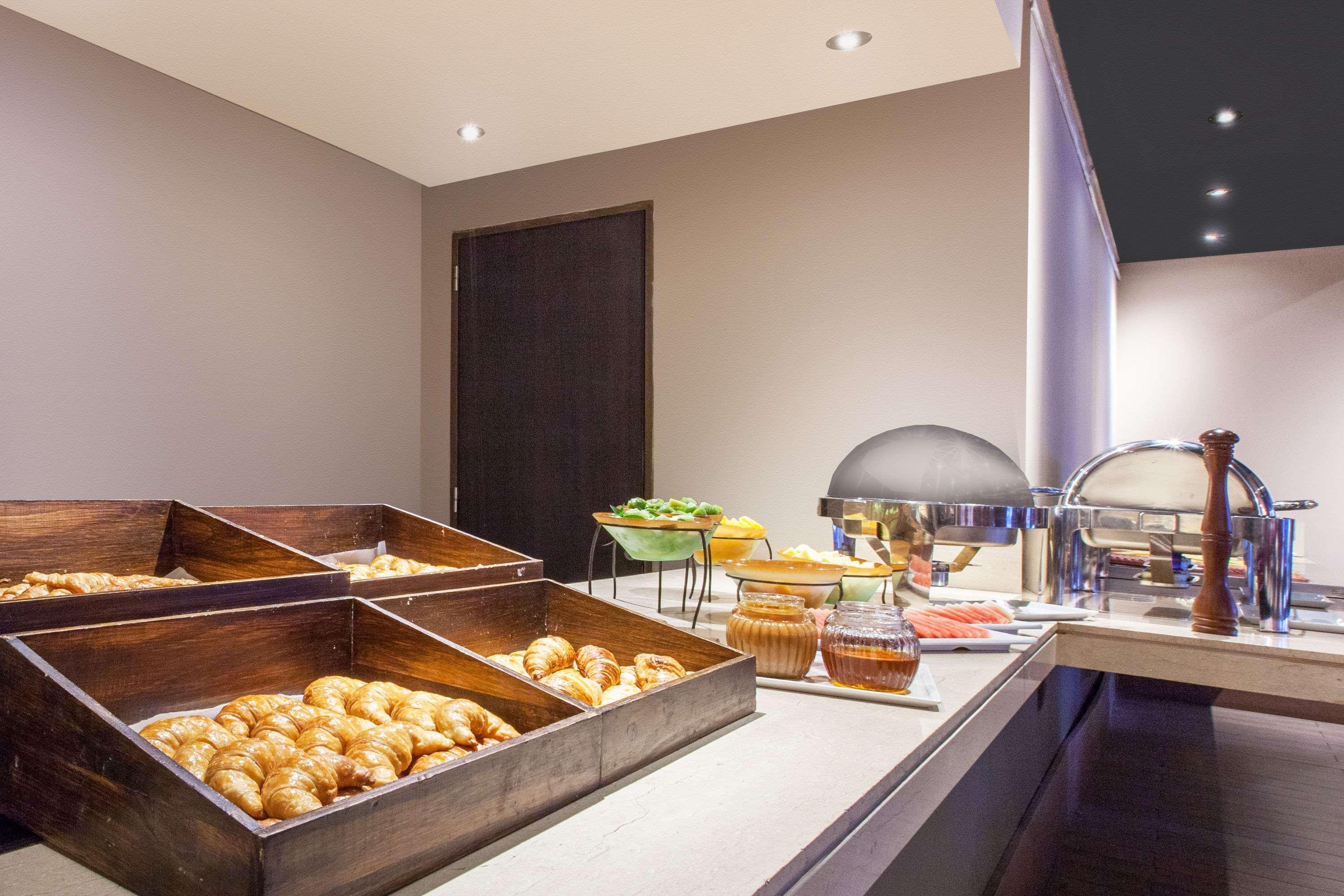 Wyndham Nordelta Tigre - Buenos Aires Hotel Luaran gambar A buffet at a hotel