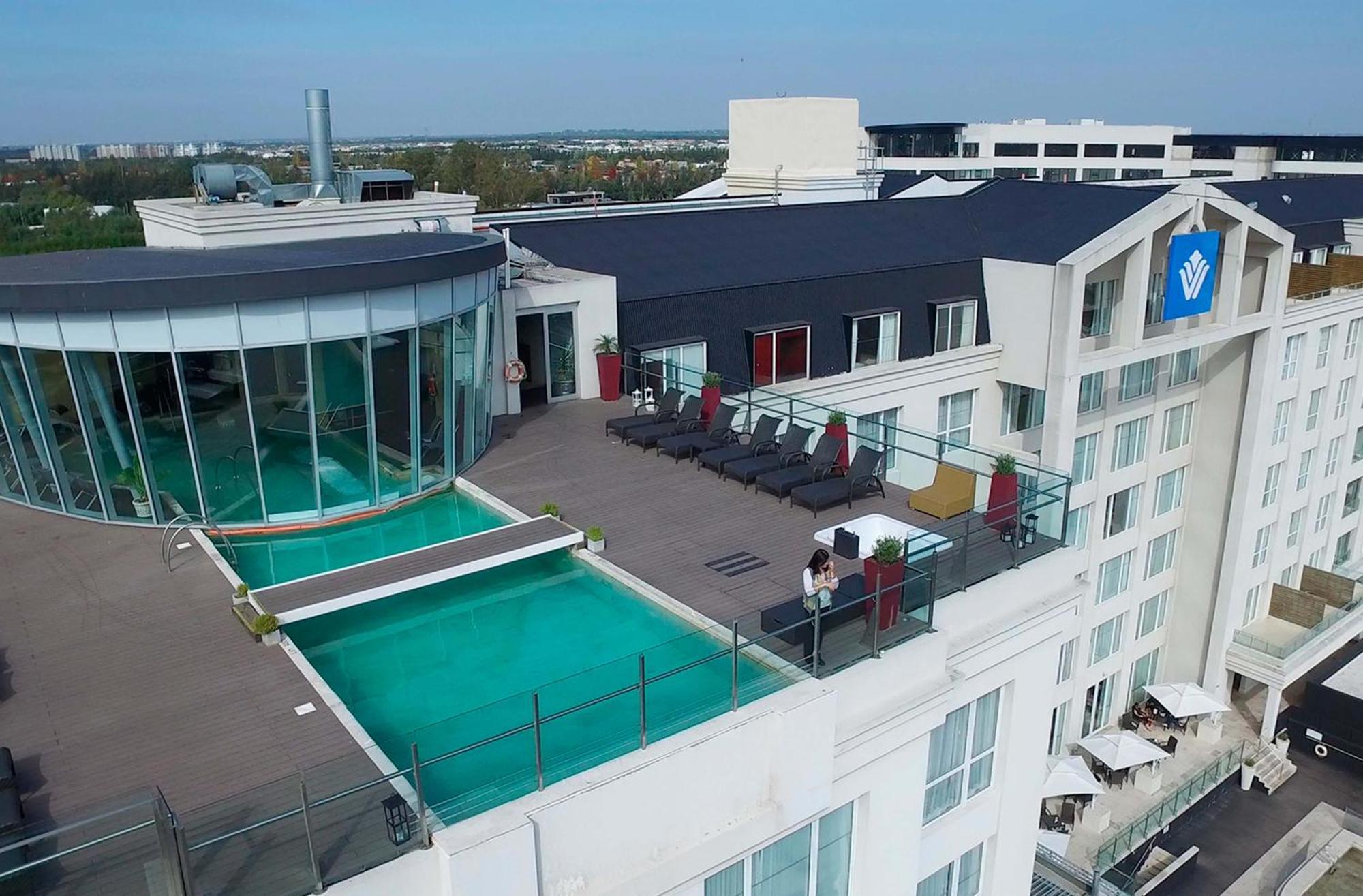 Wyndham Nordelta Tigre - Buenos Aires Hotel Luaran gambar The rooftop pool at the Hilton Prague